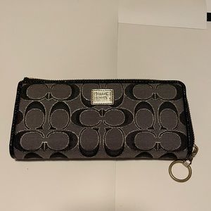 Coach wallet - black with subtle gold accents